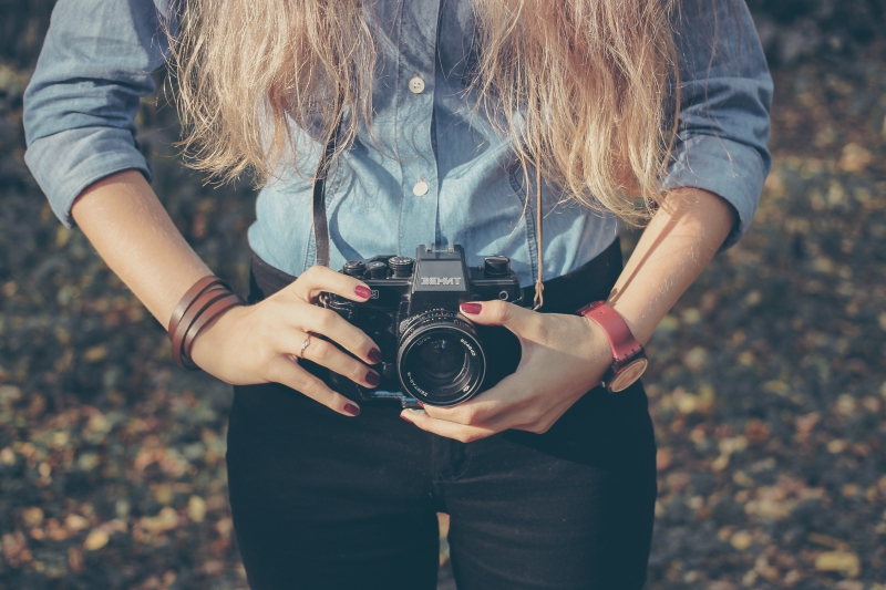 photographe-PEGOMAS-min_hand-person-girl-woman-camera-photography-614-pxhere.com